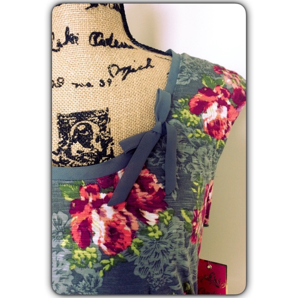 ๐๐SOLD๐๐Floral Top๐ธ๐ฟ - Picture 2 of 4