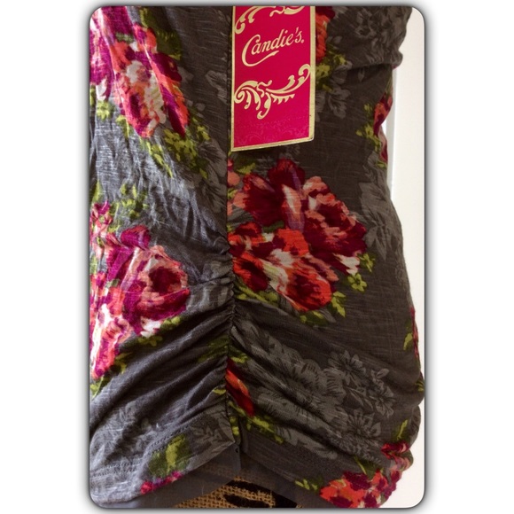 ๐๐SOLD๐๐Floral Top๐ธ๐ฟ - Picture 3 of 4