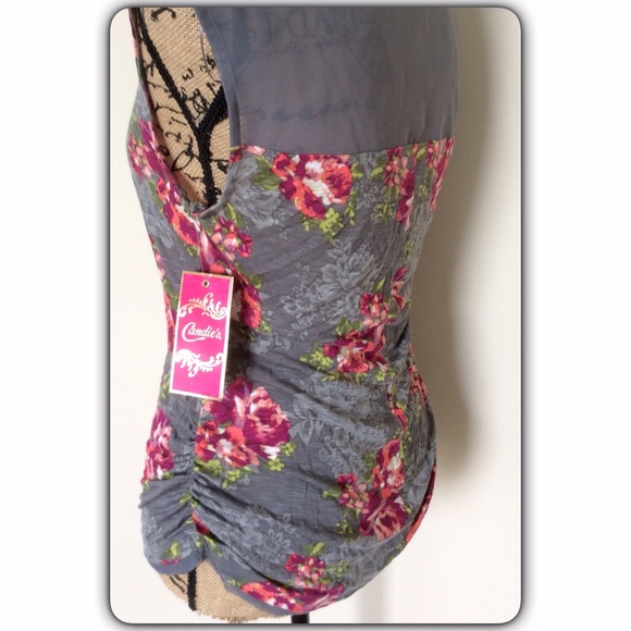 ๐๐SOLD๐๐Floral Top๐ธ๐ฟ - Picture 4 of 4