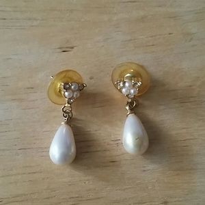 Fashion dangling pearl earrings