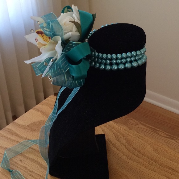 NIB White Orchid & Pear/Teal Wristlet Corsage - Picture 2 of 3