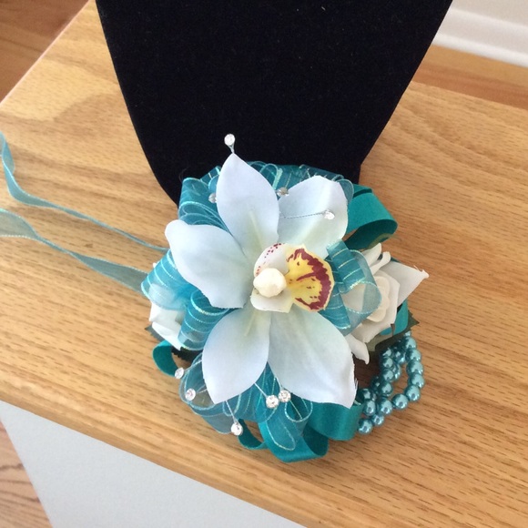 NIB White Orchid & Pear/Teal Wristlet Corsage - Picture 3 of 3