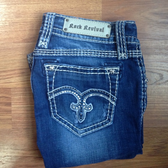 LIKE NEW ROCK REVIVAL JEANS BUCKLE