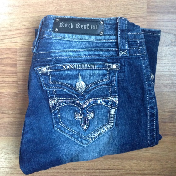LIKE NEW ROCK REVIVAL JEANS BUCKLE