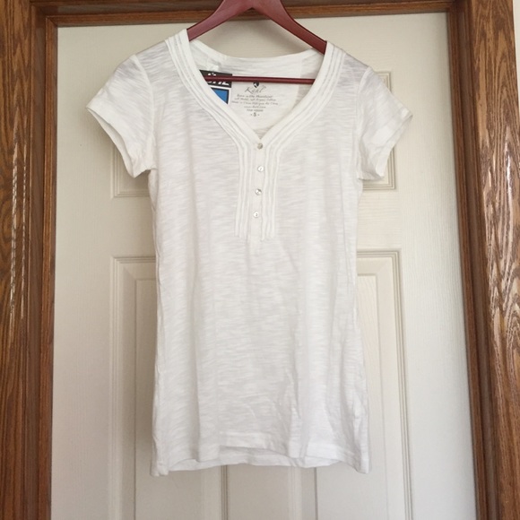 White v neck tee