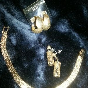 Gold bracelet and two sets of gold earring vintage