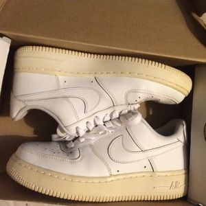 Air Force ones.. Size 4.5y