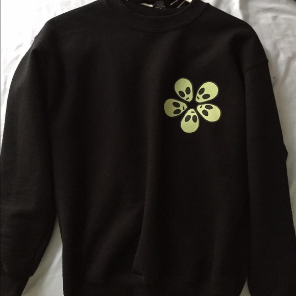 Alien crew neck