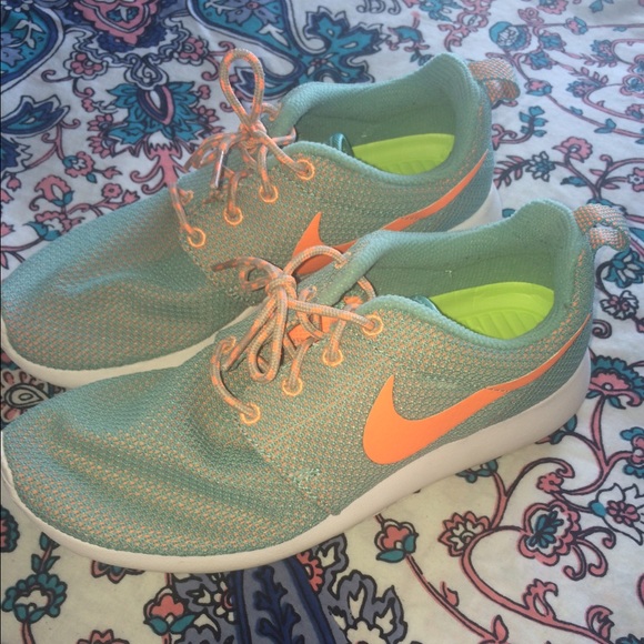 Nike Shoes - Nike Roshe