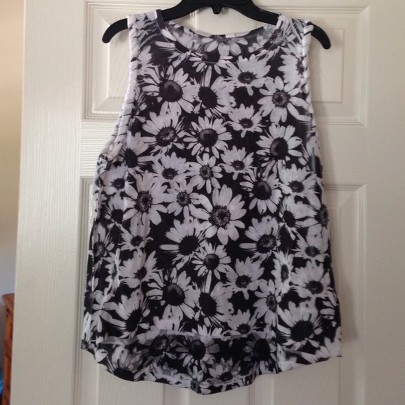 Black and White daisy tee size M.