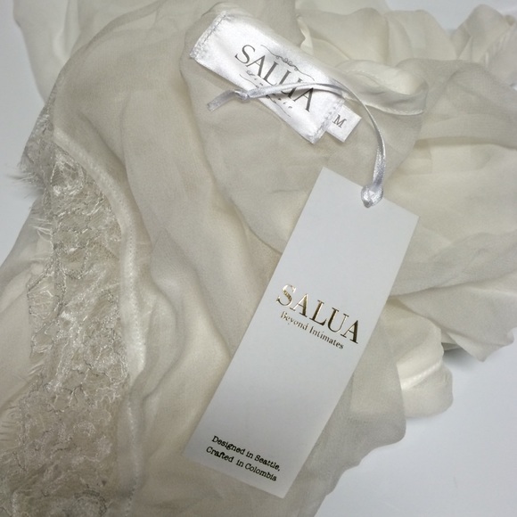 🎉 Dulce Lace Robe from Anthropologie's BHLDN Line - Picture 3 of 3