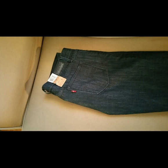 Dark wash Lewi's jeans