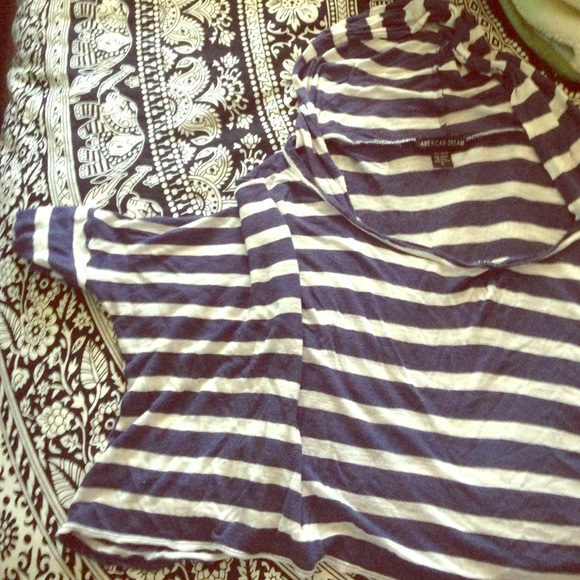 Loose crop top hoodie shirt.