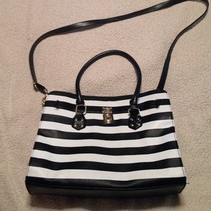 🎀pretty black and white purse🎀