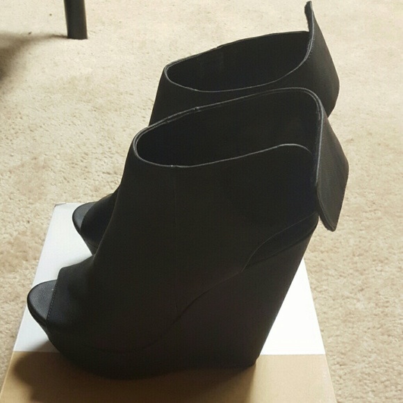Peep Toed Black Wedged Shoes