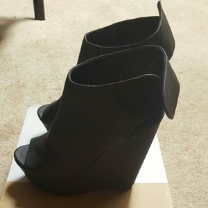 Peep Toed Black Wedged Shoes