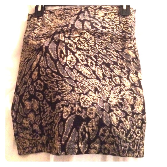 Fitted leopard skirt!