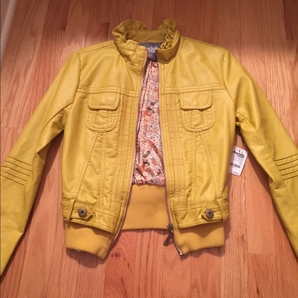 Yellow jacket never worn - Picture 1 of 1