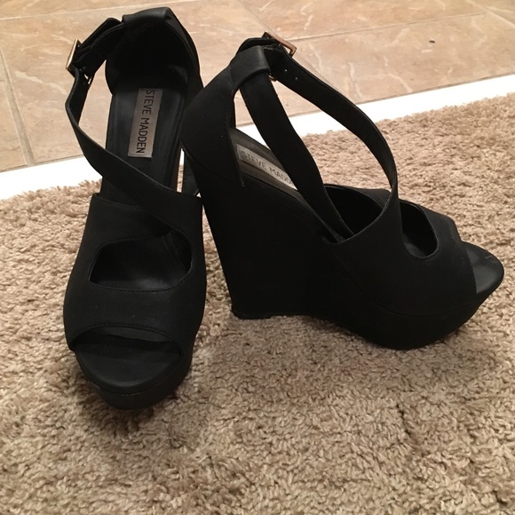 Steve Madden strappy black wedges