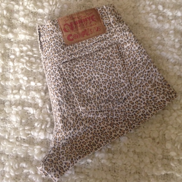 Pretty short - Picture 1 of 2