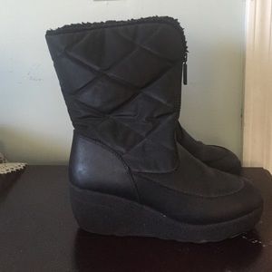 Black wedged snow boots