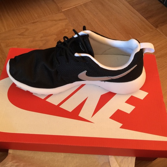 Nike Shoes - Nike Roshe Run