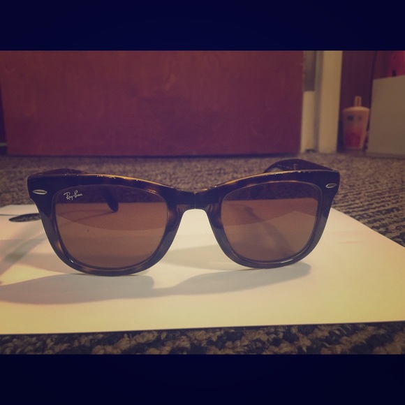 Folding turtleshell wayfarer rayban sunglasses