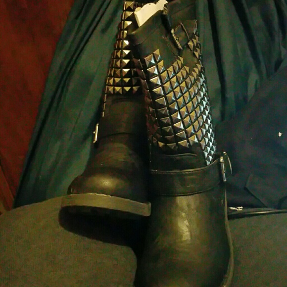 Boots - Picture 3 of 4