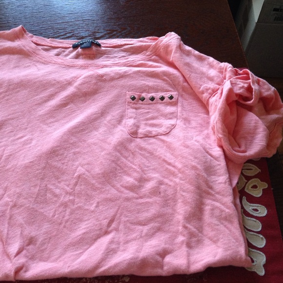 Pink top with pocket decorated with rhinestones - Picture 1 of 1