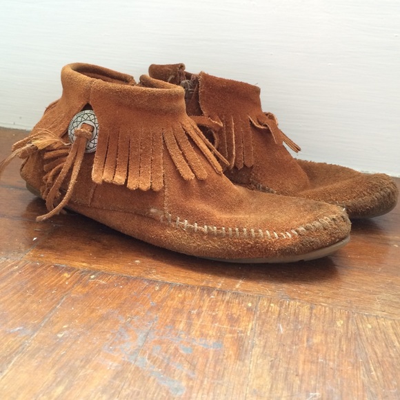 minnetonka concho feather boot