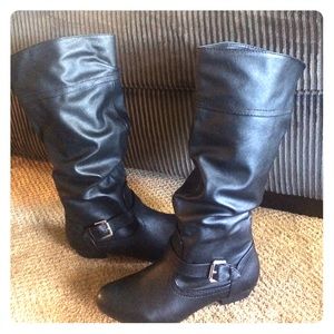 Black flat boots.