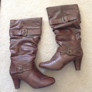 Super cute tall brown boots😘