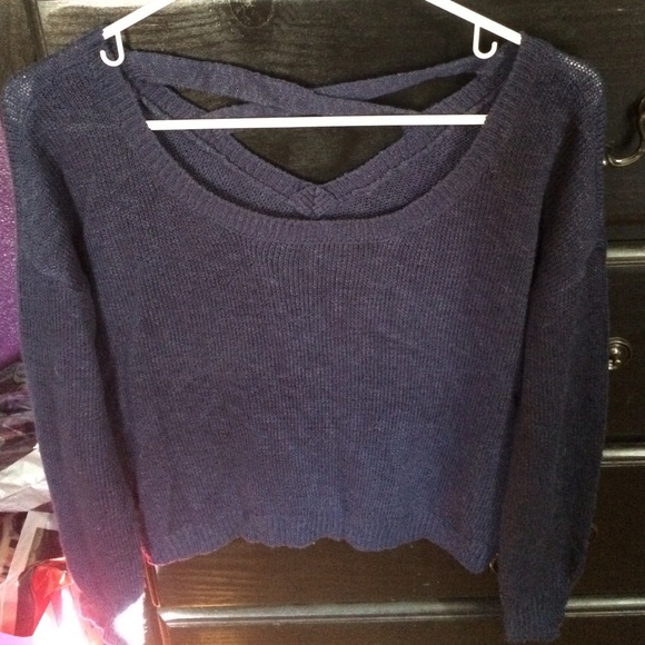 Long sleeve shirt crossed on back