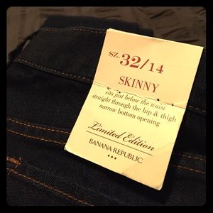 NWT! Dark wash skinny jeans.