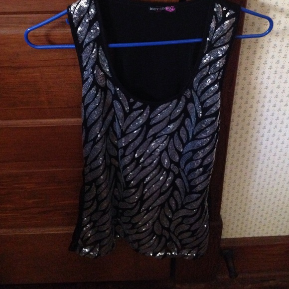Beautiful medium body central sequins tank top.