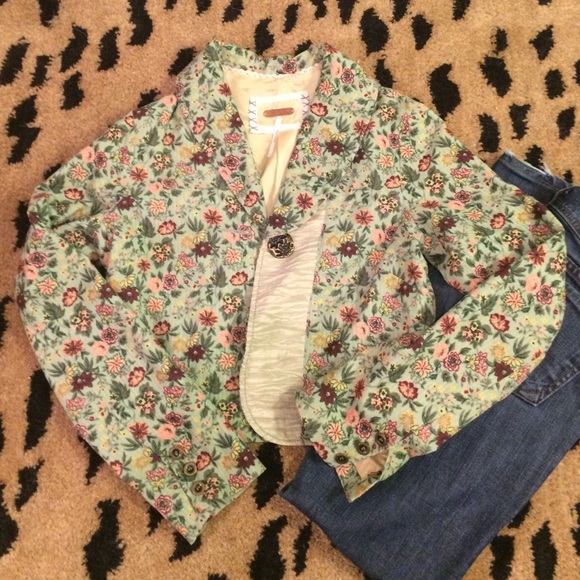 LAST CHANCE -- Cute Free People corduroy blazer