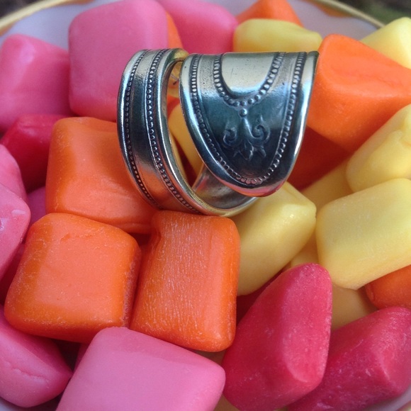 Floral spoon ring. Nicely detailed around.