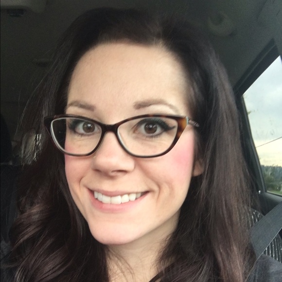 Meet your Posher, Hollie - Picture 1 of 1