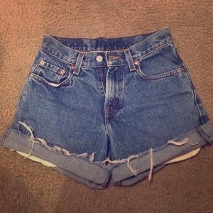Highwaisted Levi shorts