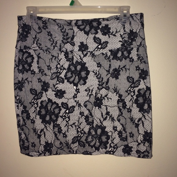 Black & White Lace Design Pencil Skirt