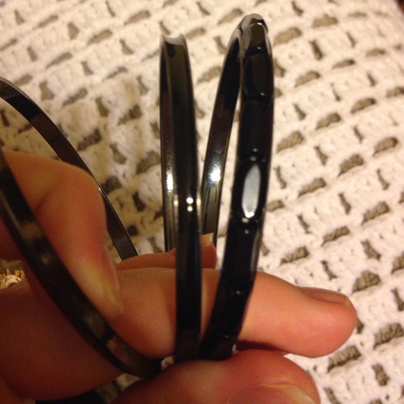 6 bracelets - Picture 2 of 2