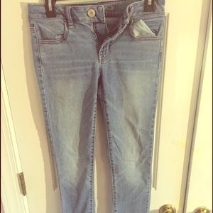 Light wash American eagle skinny jeans