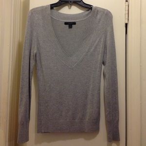V-neck Long Sleeved Sweater, Gray.
