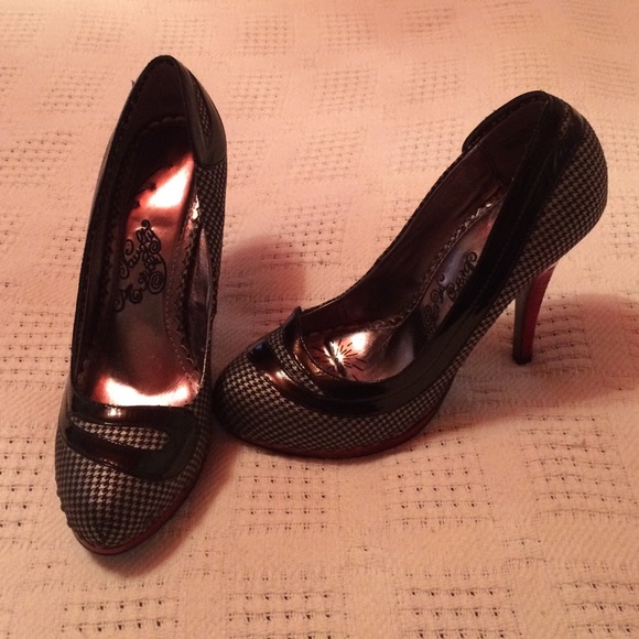 Naughty monkey! Metallic checkered heels!