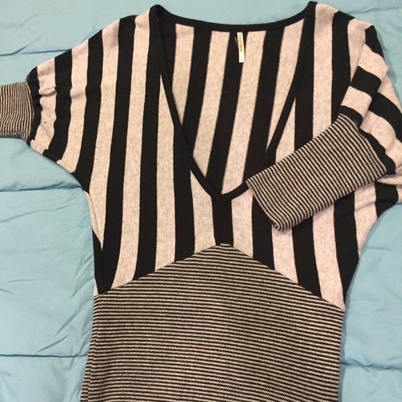 ⭐️Low cut striped top