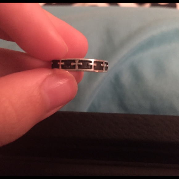 black and silver cross ring - Picture 3 of 3