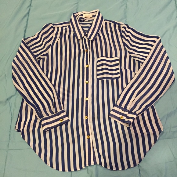 🔴Open-back polyester button down - Picture 3 of 4