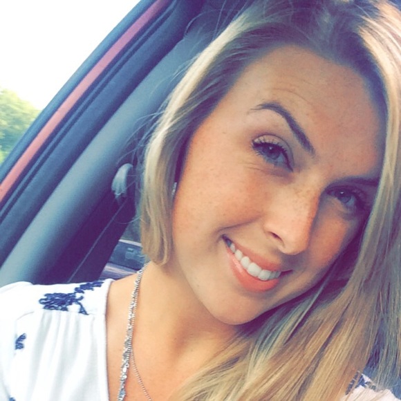 Meet your Posher, Amanda - Picture 2 of 2