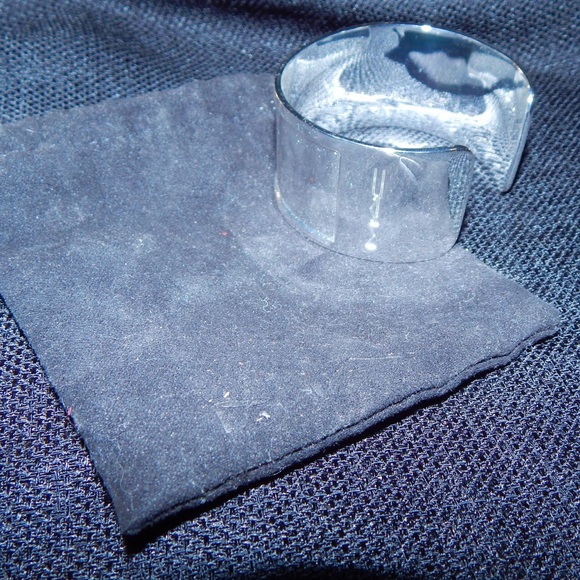 Exclusive MAC cuff