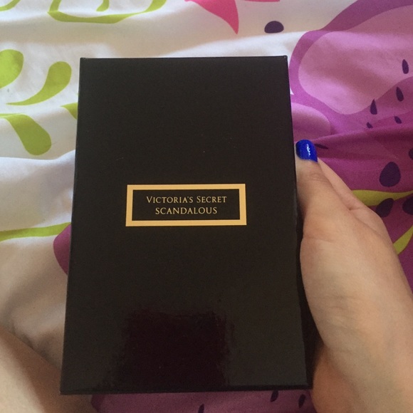 Vitoria's secret scandalous necklace